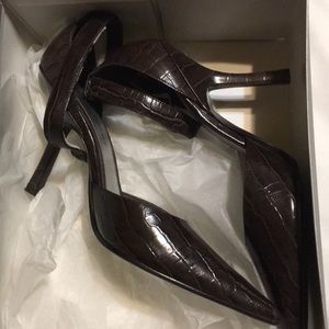 Hi heel shoes in rich brown alligator leather